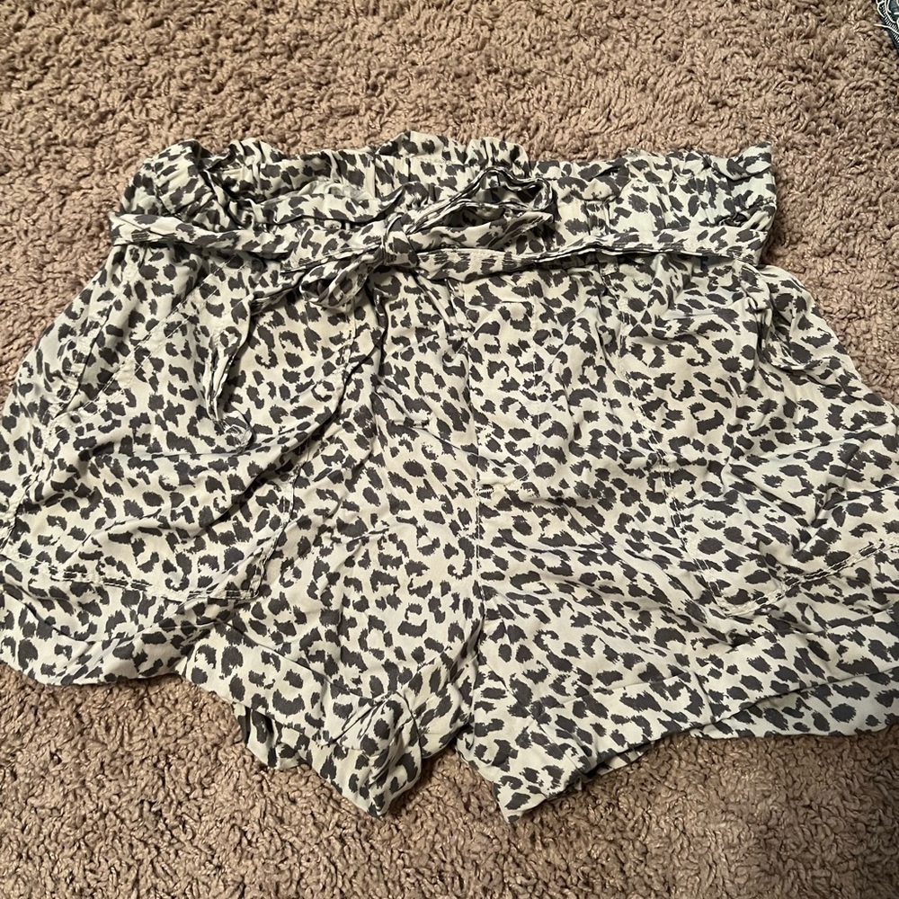 Aerie medium linen leopard/cheetah print shorts with bow tie